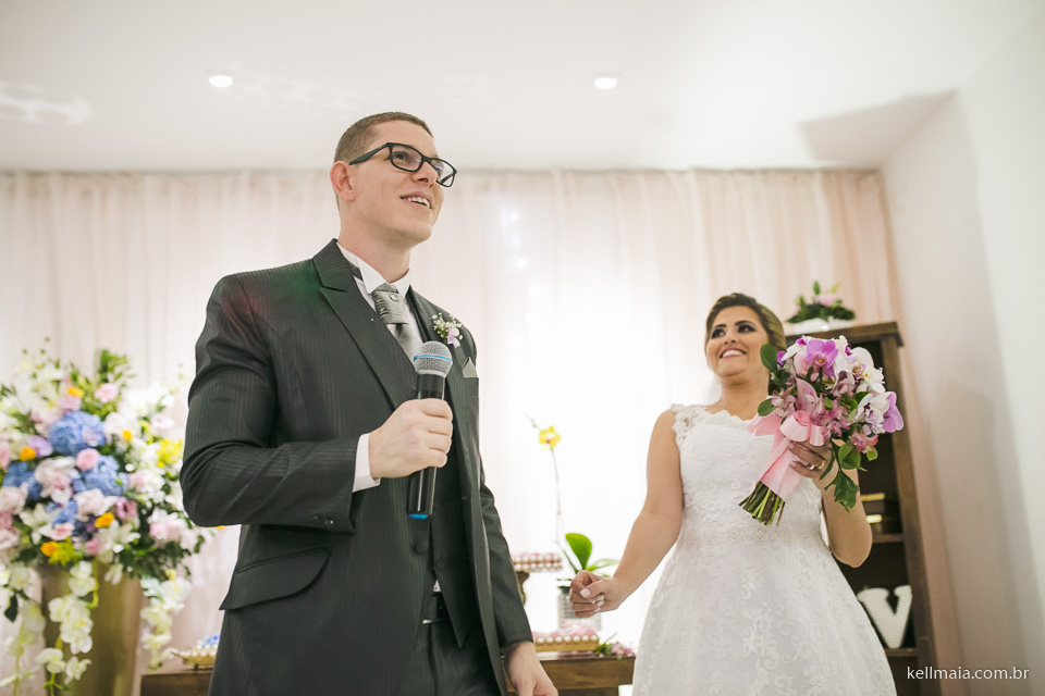 noivo falando no microfone