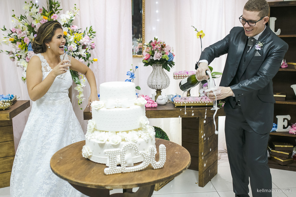 noivo abrindo o champagne