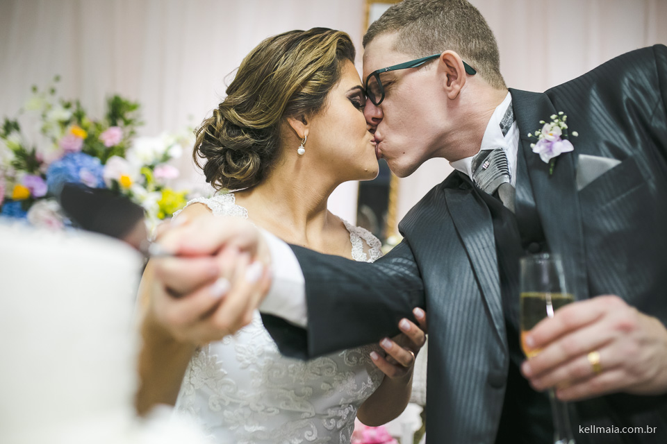 noivos se beijando e cortando o bolo