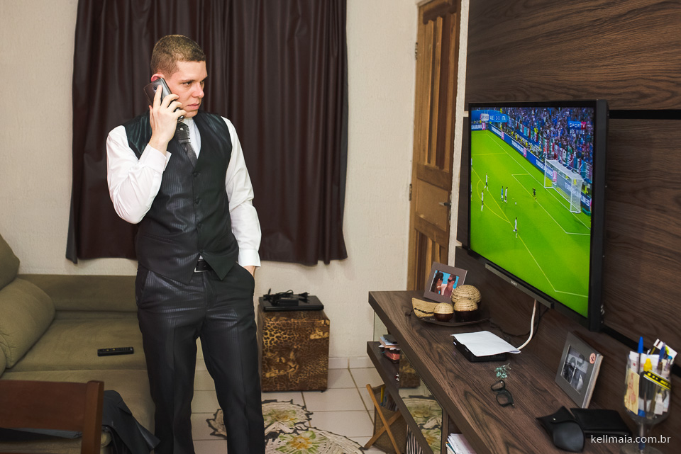 noivo se preparando para o casamento