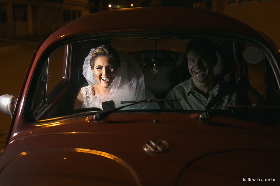 noiva rindo no carro