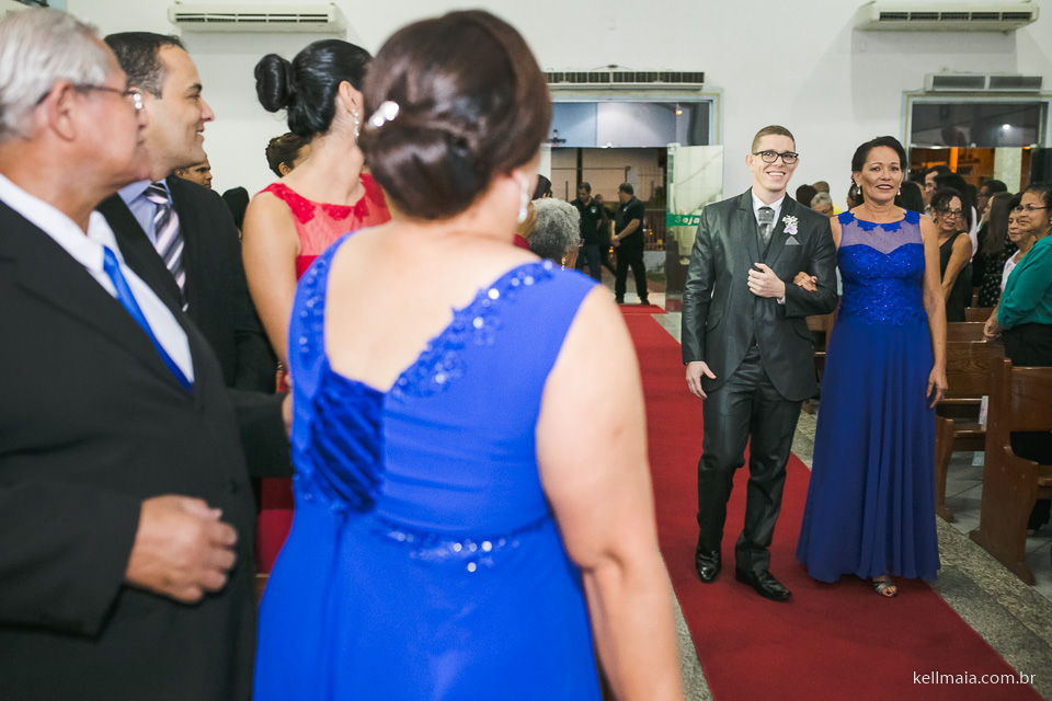 noivo entrando na igreja