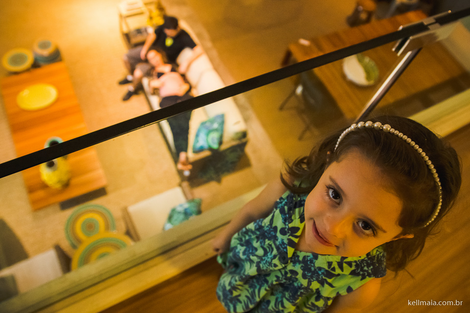 Gestante deitada no colo do marido