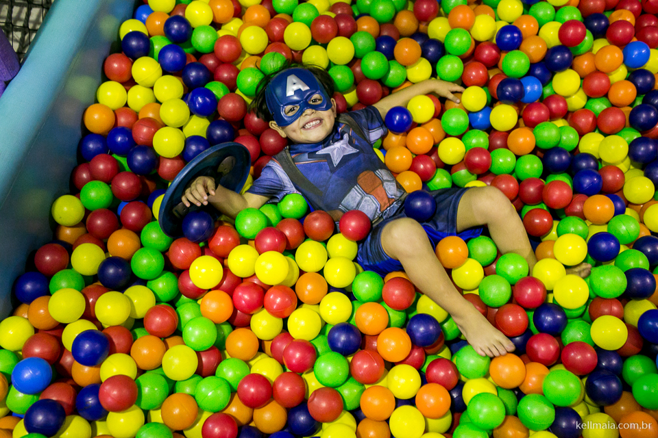 deitado na piscina de bolinhas