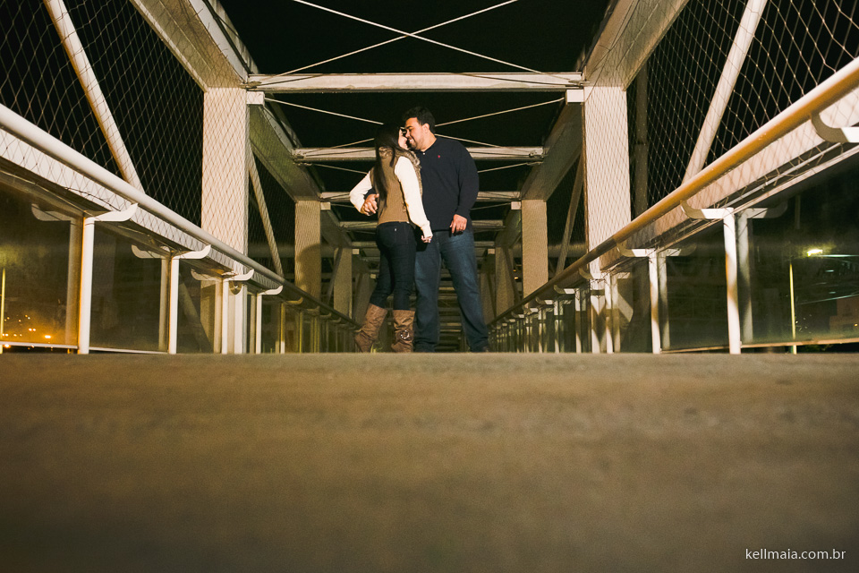 marido e mulher se beijando em blumenau