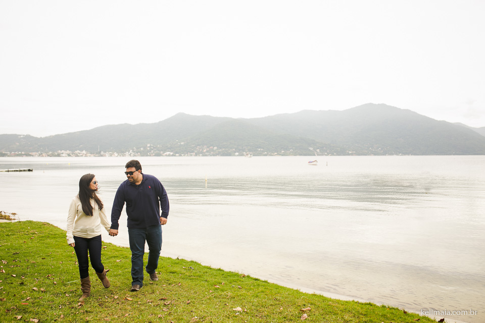 namorados andando na lagoa da conceição
