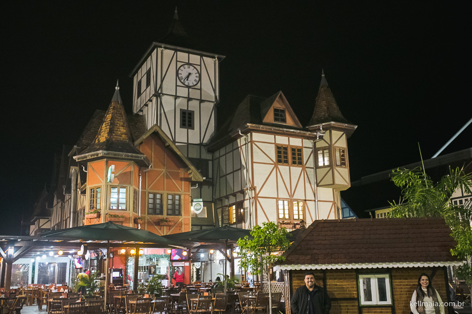 casal no local do oktoberfest