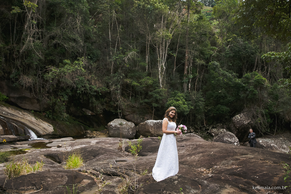 pos-casamento com noivos andando nas pedras