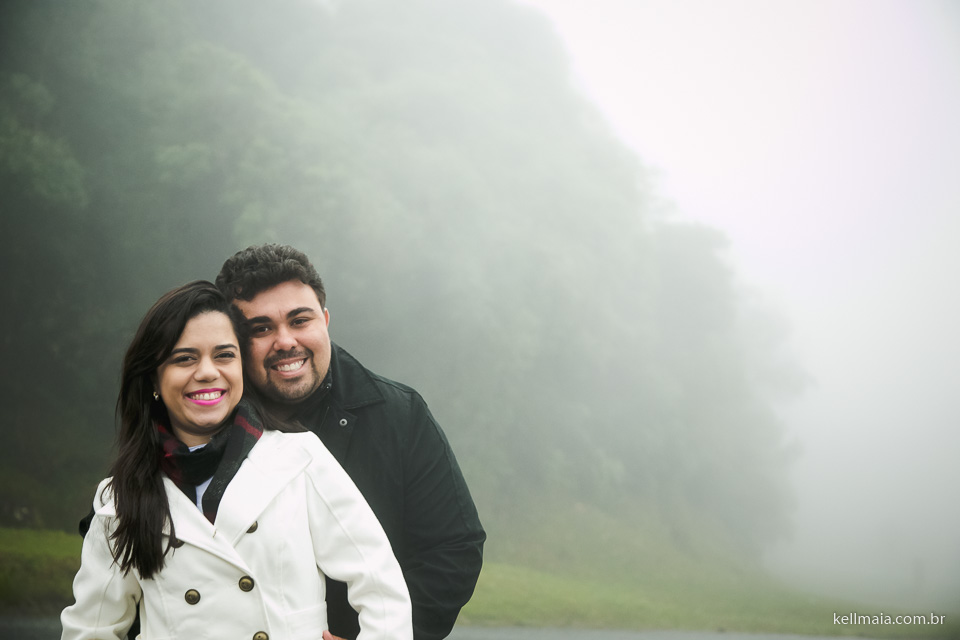 Casal na estrada graciosa