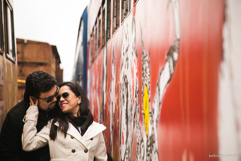 casal no meio dos trens em morretes