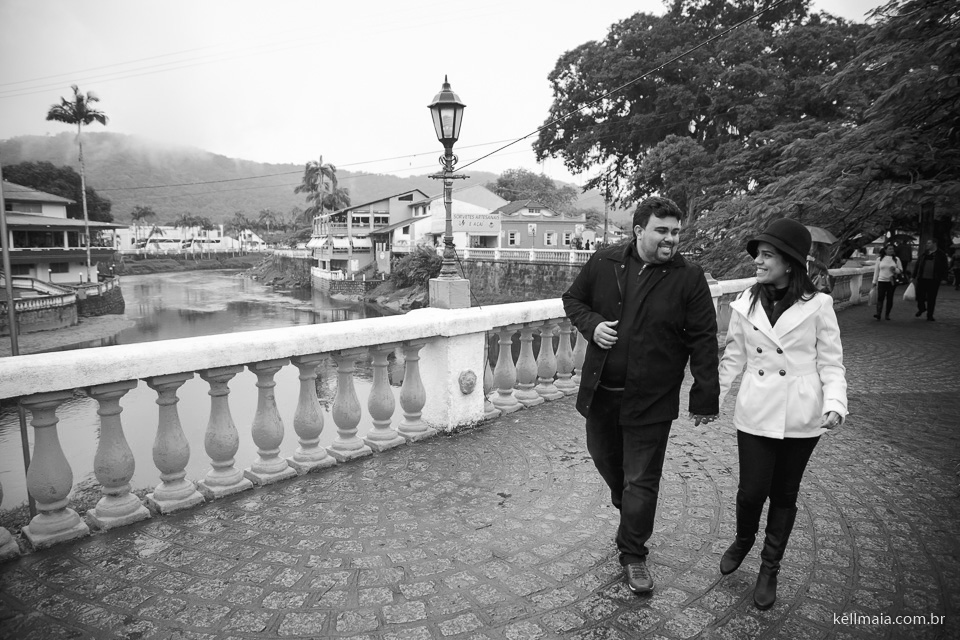 casal caminhando em morretes