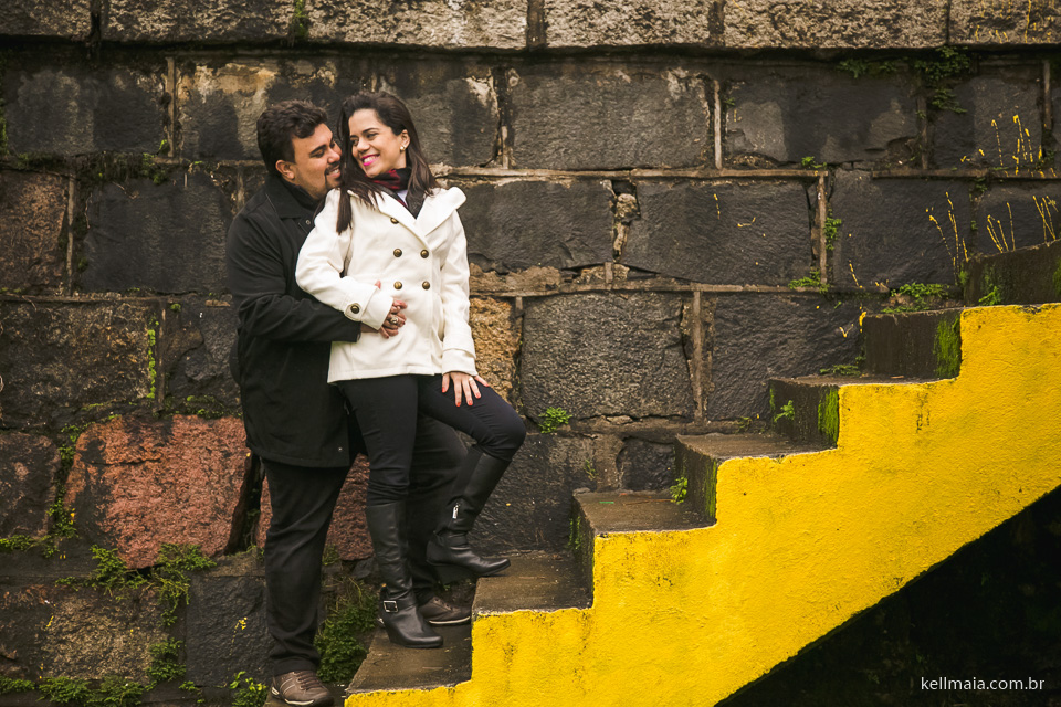 casal abraçado na escada