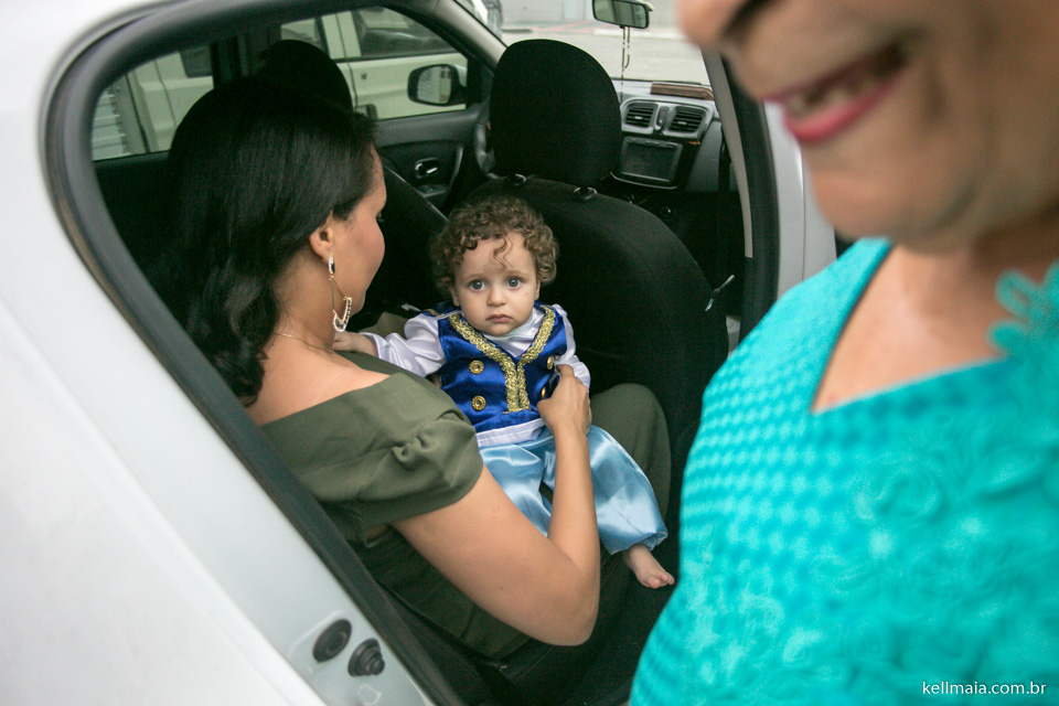 aniversariante principe saindo do carro
