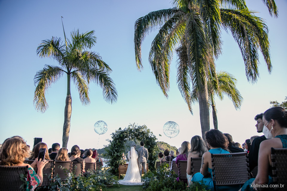 casamento perto da praia com coqueiros