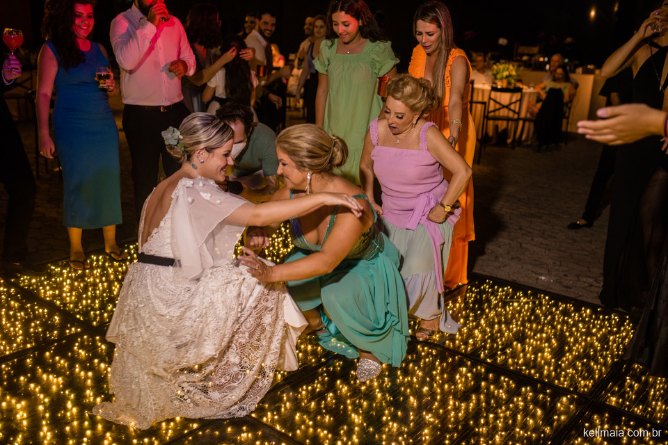 mãe da noiva descendo até o chão