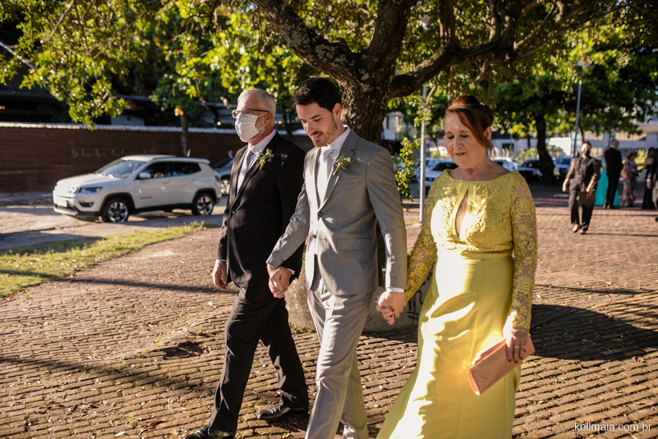 pais do noivo entrando no casamento