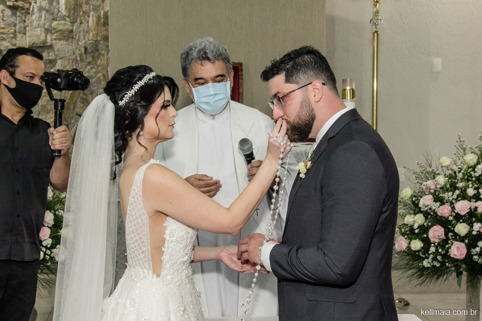 noivo beijando a aliança