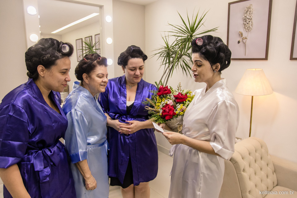 noiva recebendo buquê surpresa no salão