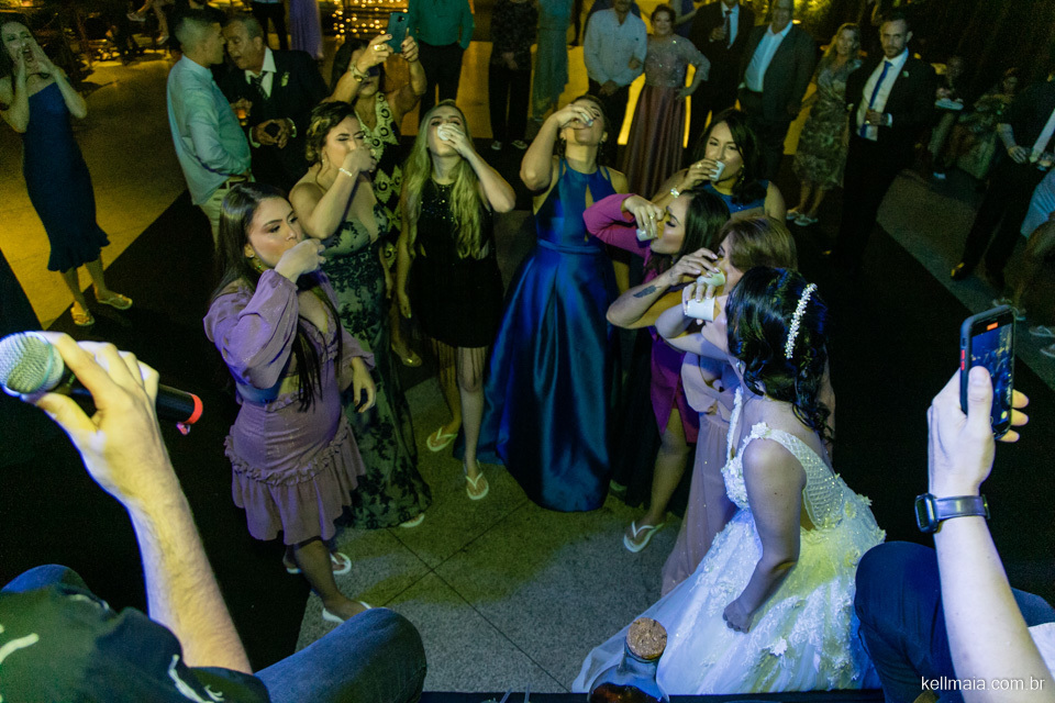 noiva virando cachaça com as amigas