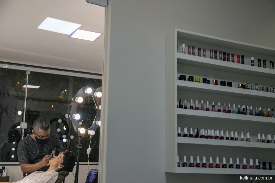 noiva se marquiando make up