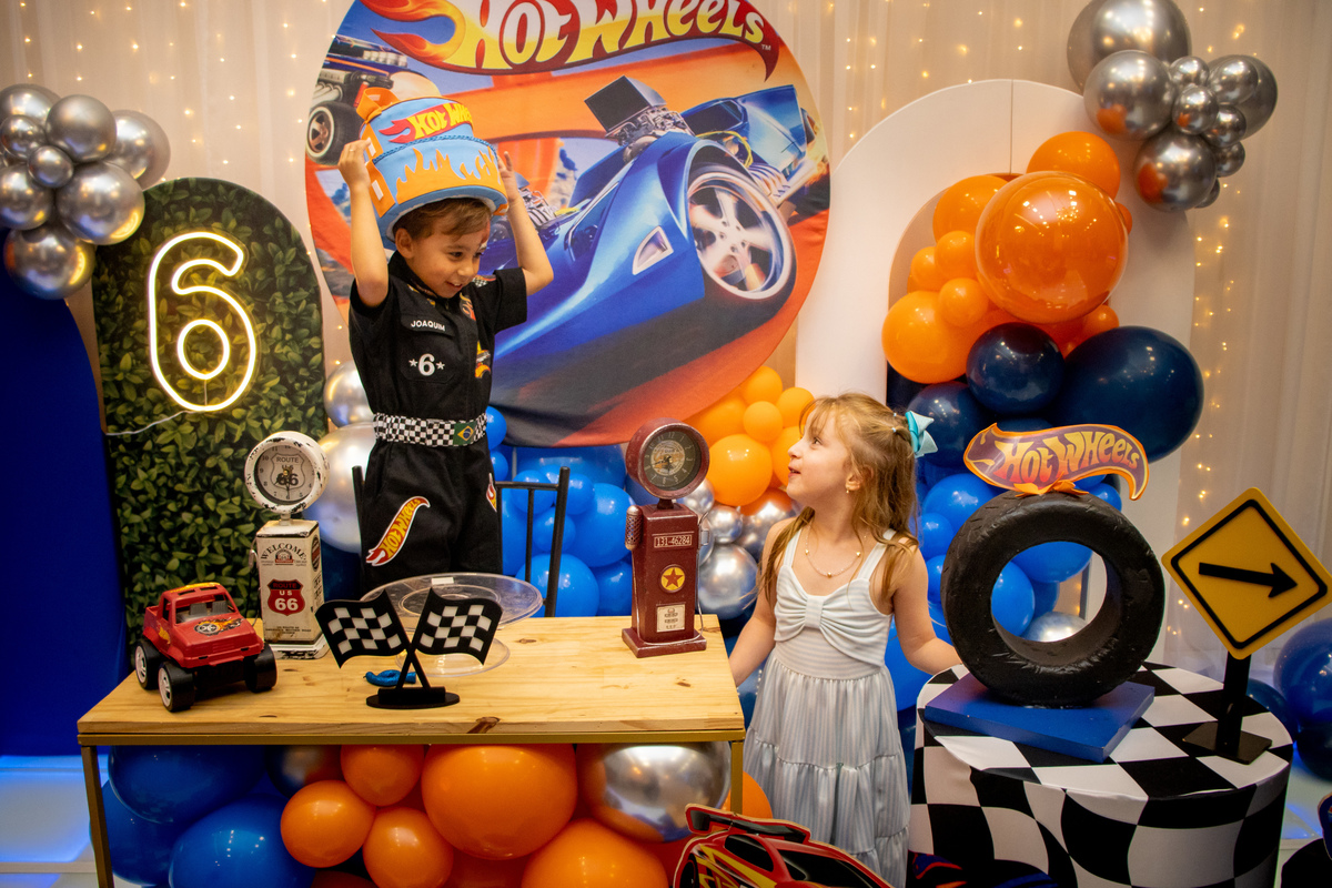 A prima Helena é minha parceira de brincadeira