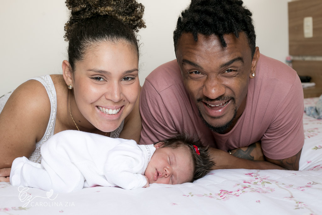 Paulo Roberto volante do Corinthians e Barbara em Ensaio Newborn, Pai e mãe com bebê recém nascido branco e rosa