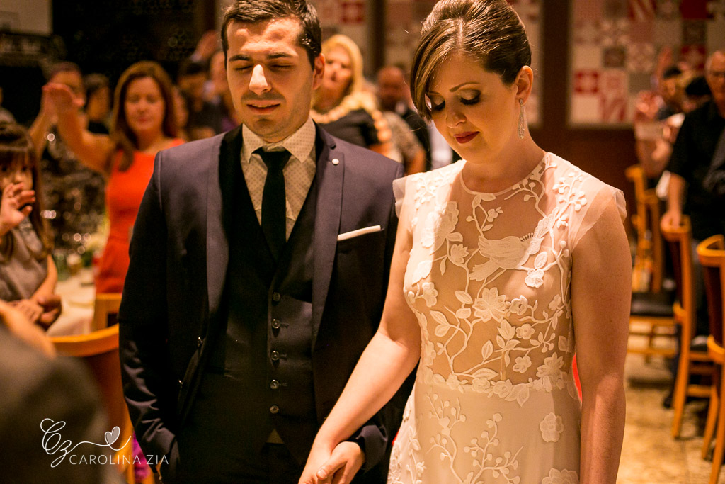 Noivos entram cerimônia de casamento. noiva vestida de Anna kara. Brasileira e Alemão se casam em são Caetano do sul com buquê de flores brancas e azuis