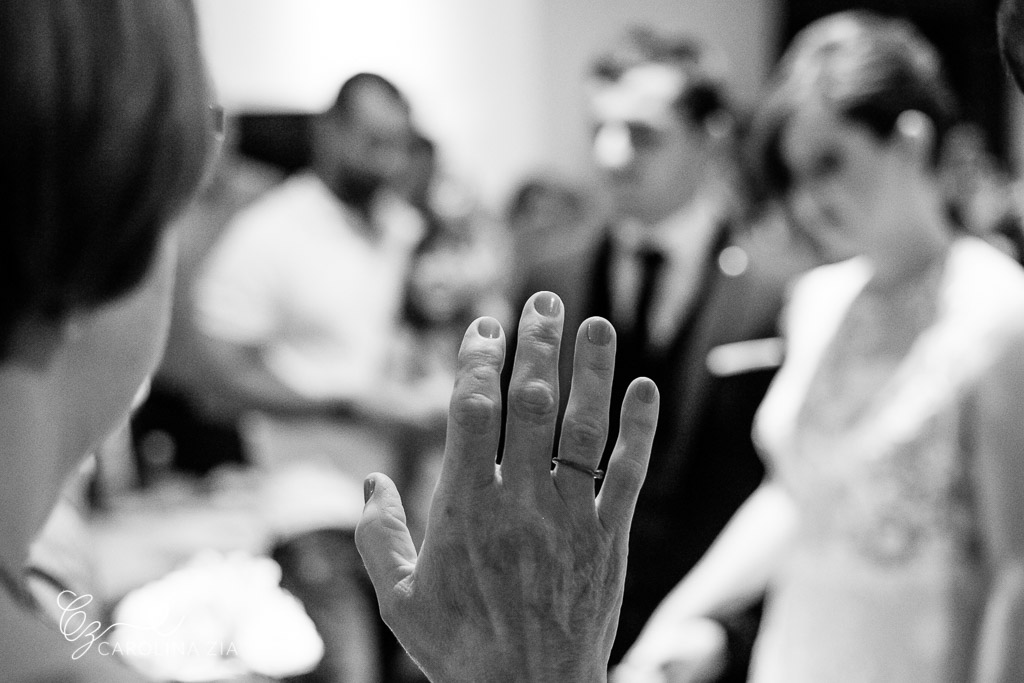 Mãe da noiva abençoa sua filha durante cerimônia religiosa em são Caetano do sul