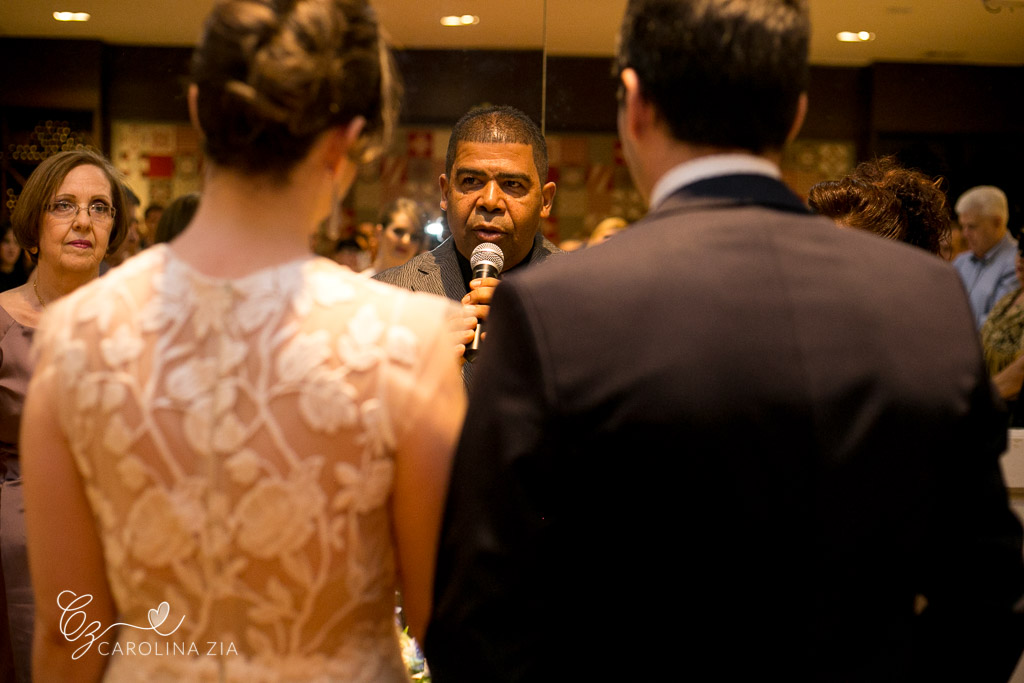 Costas do vestido da estilista Anna Kara em cerimônia de casamento em são Caetano do sul vivano seta