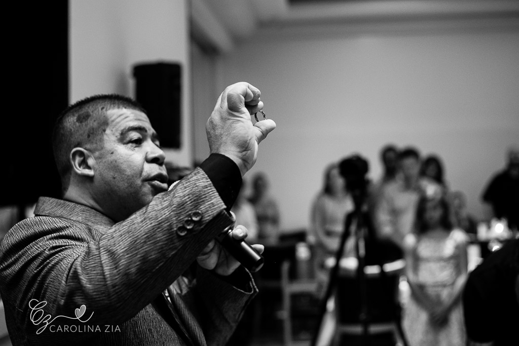 pastor abençoa aliança do casal em cerimônia de casamento em são Caetano do sul