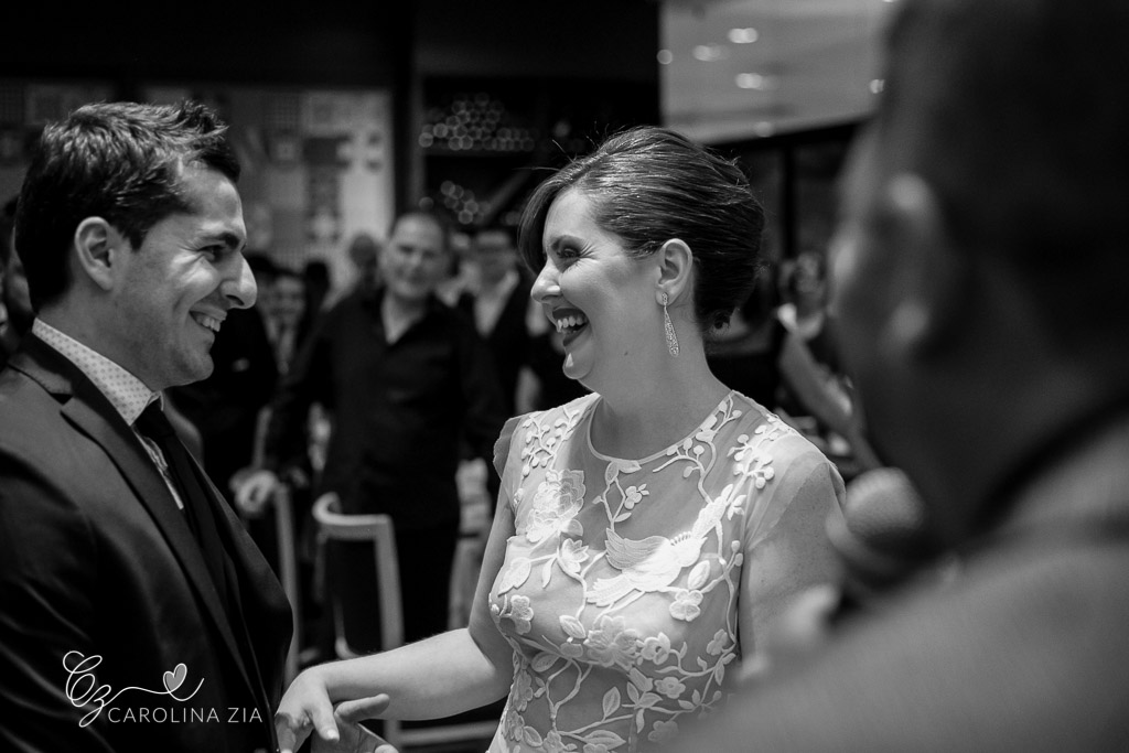 Noiva vestida de off-white de estilista polonesa Anna Kara da risada em cerimônia de casamento em São Caetano do sul Vivano Steak