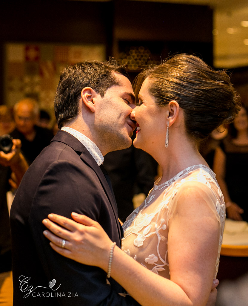 noivo de terno azul da Zara e noiva de vestido off White da Anna Kara se beijam durante cerimônia de casamento em são Caetano do sul em outubro
