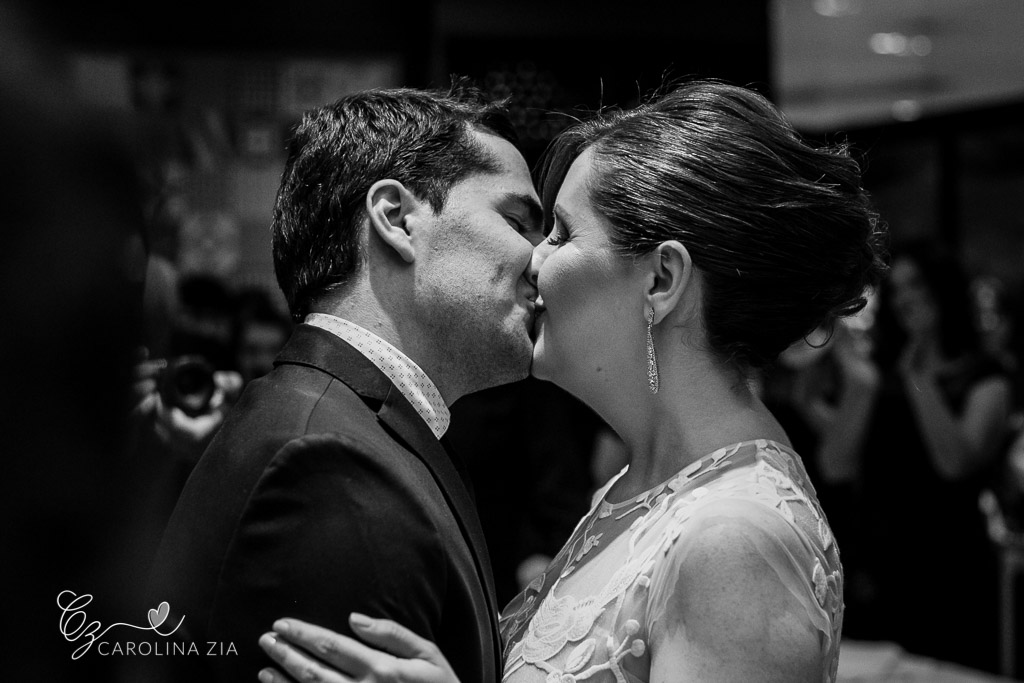 noivos se beijam durante cerimônia de casamento em são Caetano do sul em outubro