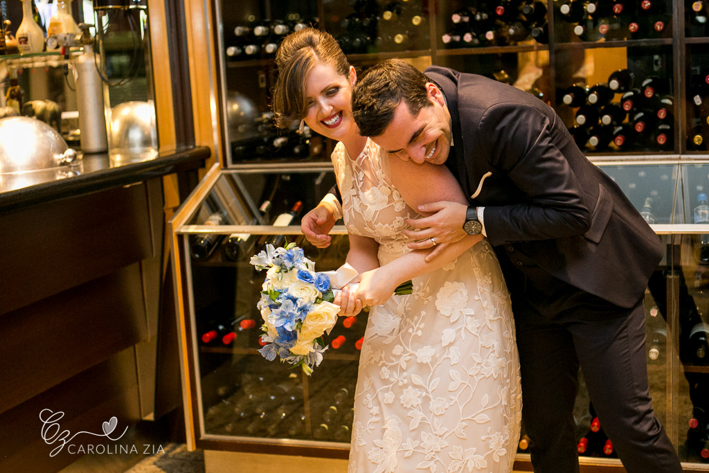noivos se divertem após sua cerimônia religiosa em são Caetano do sul