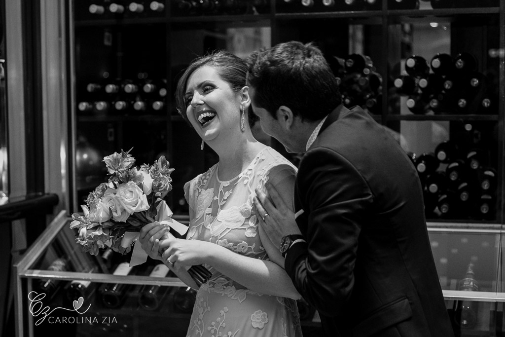 noiva brasileira e noivo alemão comemoram sua união após anos de relacionamento a distância.