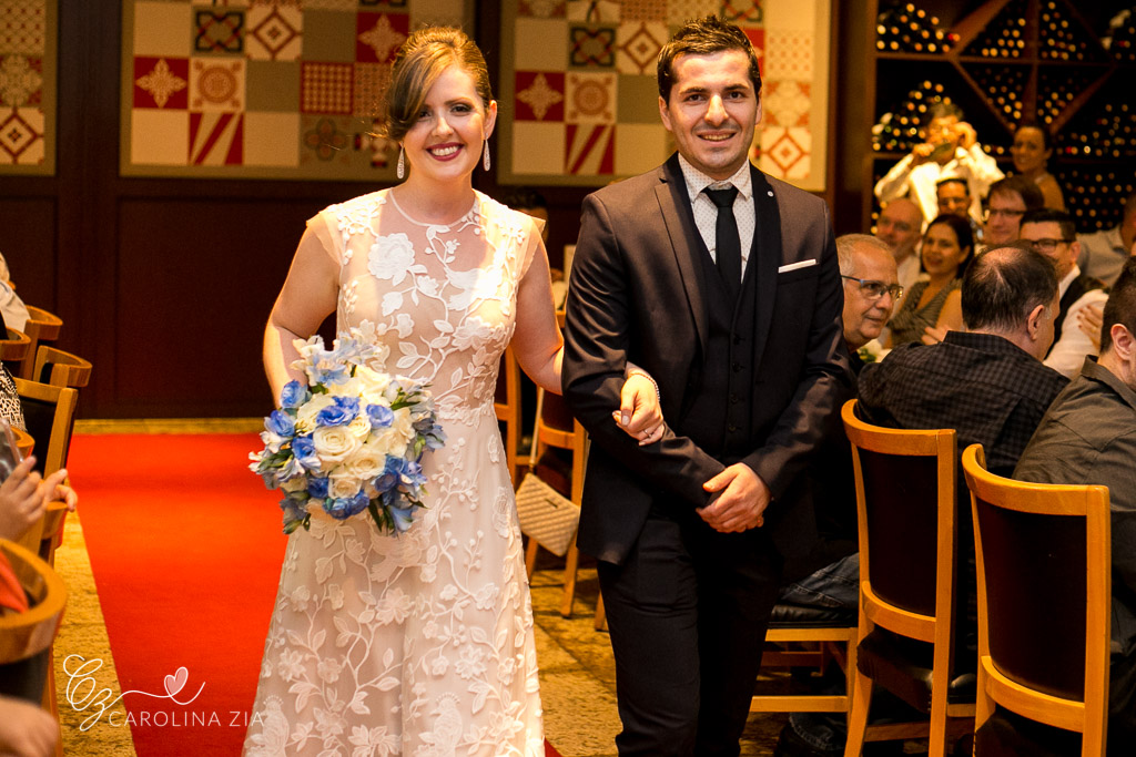 Noivos entram cerimônia de casamento. noiva vestida de Anna kara. Brasileira e Alemão se casam em são Caetano do sul com buquê de flores brancas e azuis