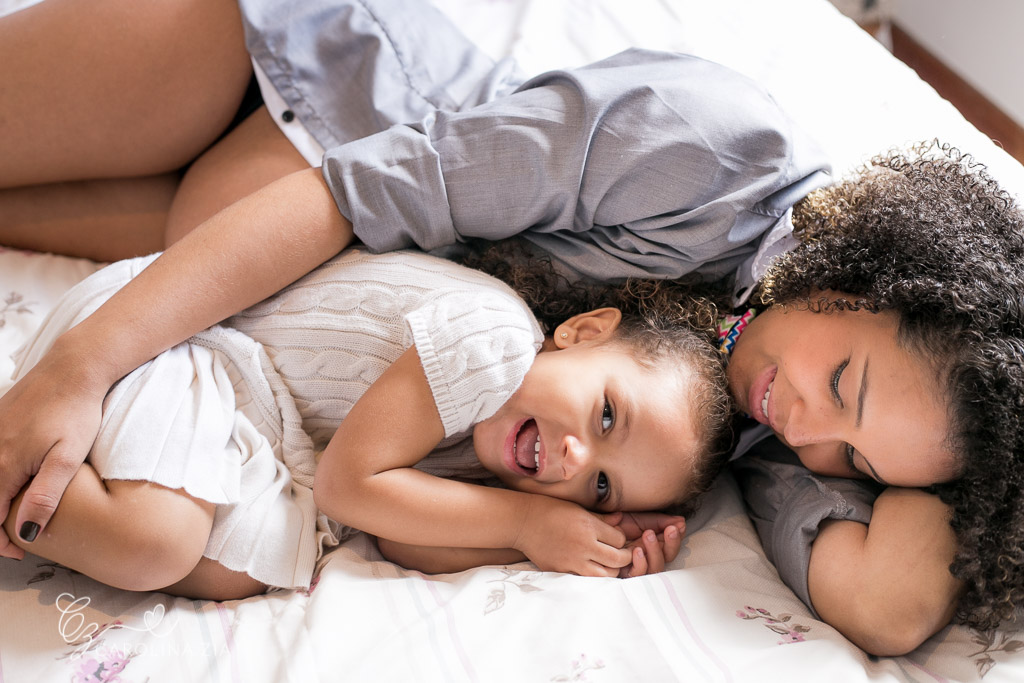 mãe e filha se divertem durante sessão de fotos gestante