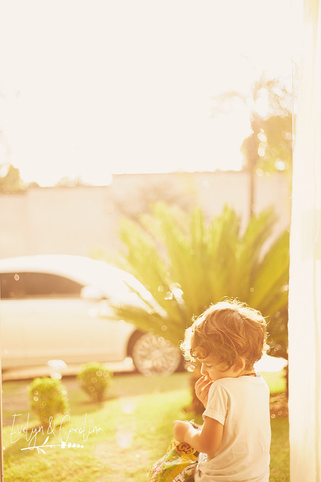 menino se diverte ao ver a chuva cair sentado na janela