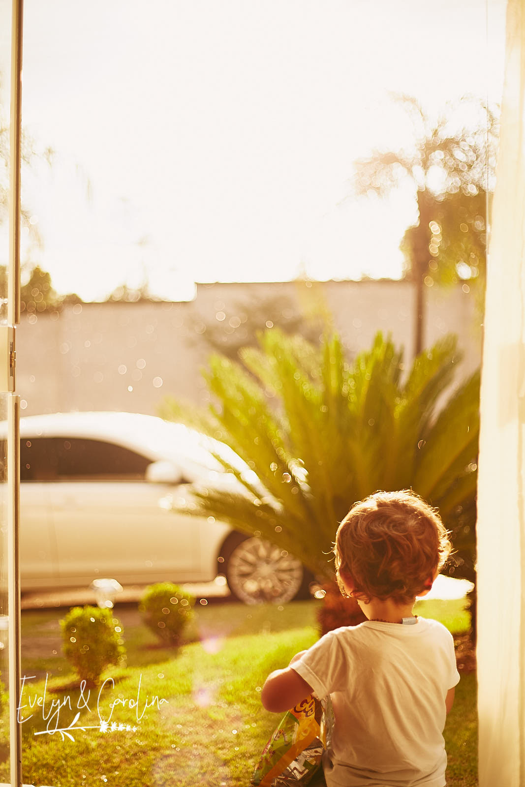 enquanto a chuva cai, menino observa a chuva e o dia