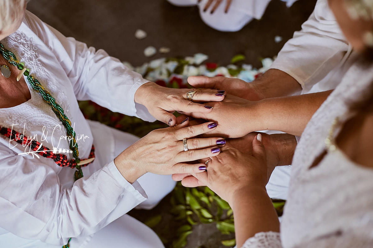 mãos entrelaçadas recebendo bençãos de casamento