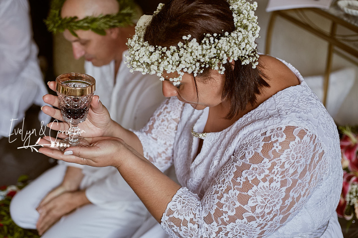 Noiva agradece o vinho consagrado em casamento na umbanda