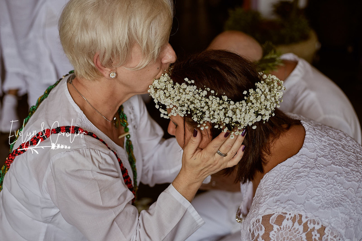 Mãe de santo beija a noiva durante cerimônia de casamento da Umbanda