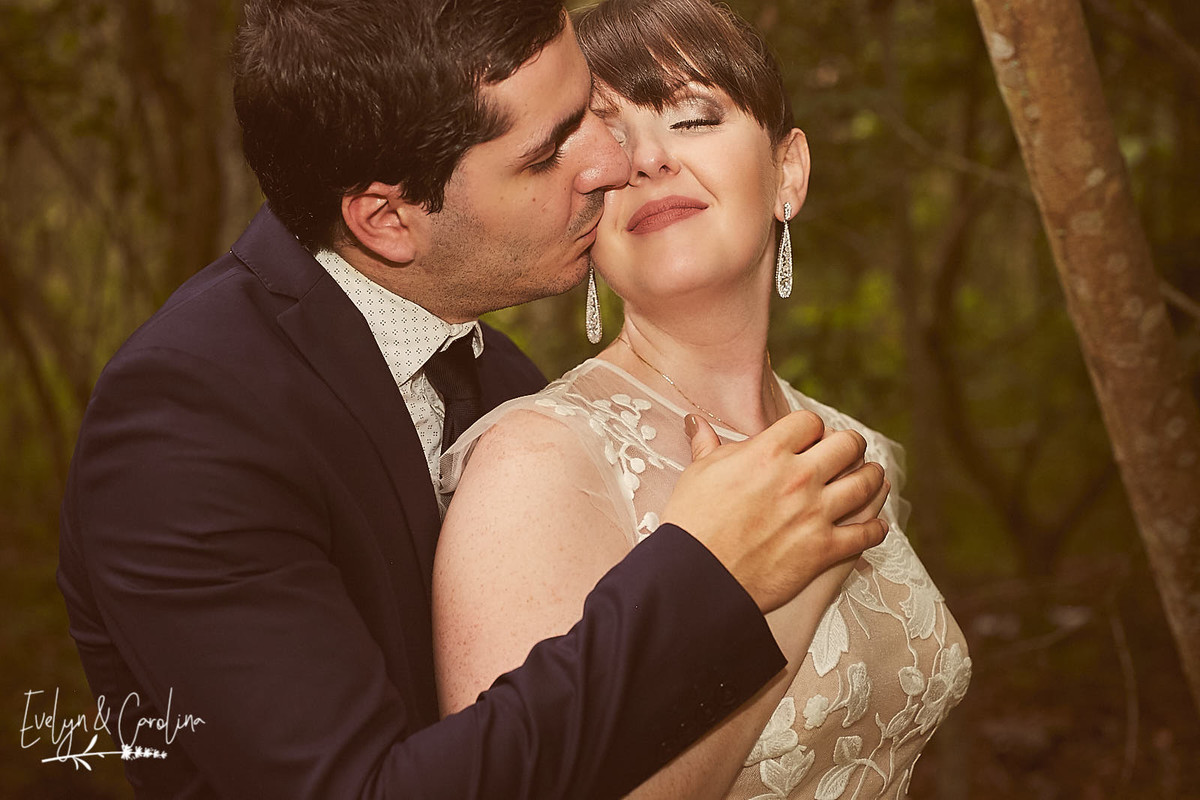noivos tocam seus rostos em ensaio de pós wedding em casamento no campo Itatiba interior de São Paulo
