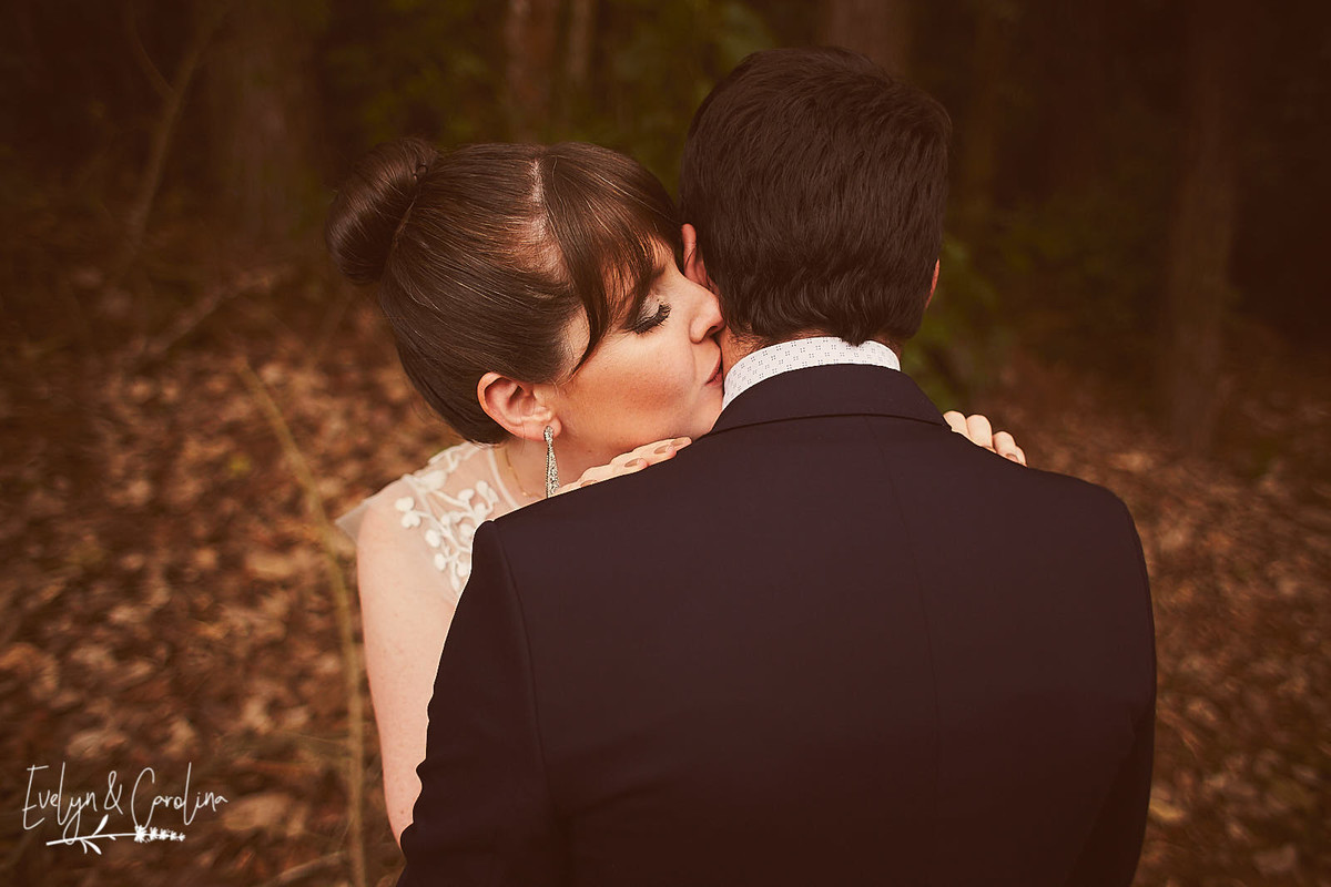 noiva beija o rosto de seu noivo em casamento no campo no interior de São Paulo