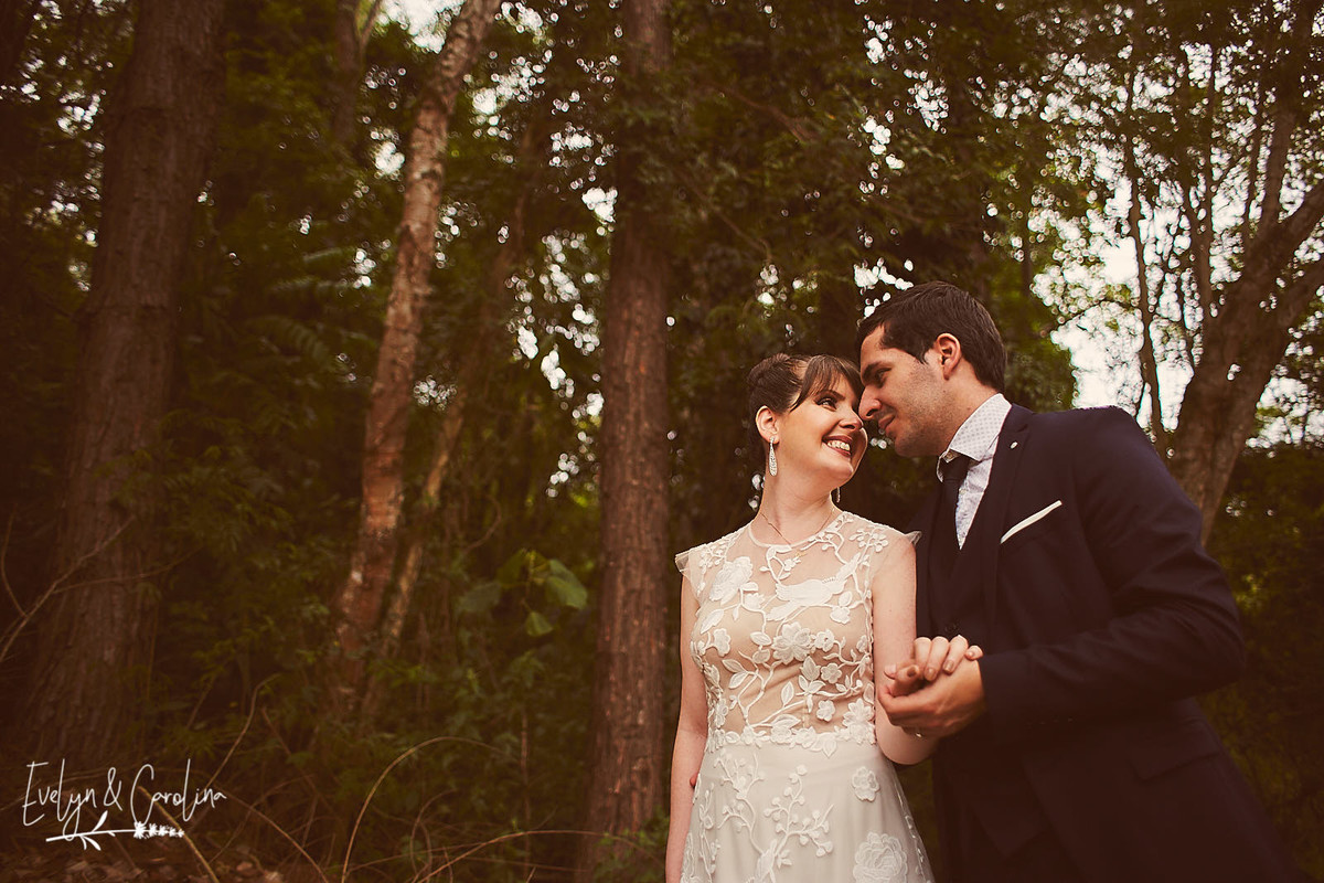 noivos tocam seus rostos em ensaio de pós wedding em casamento no campo Itatiba interior de São Paulo