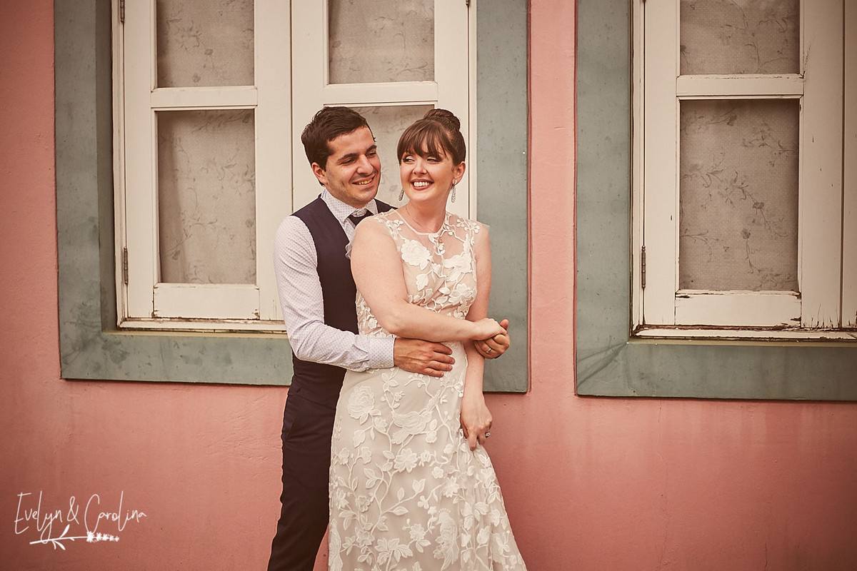 noivos se divertem ao posarem para fotos no interior de São Paulo Itatiba