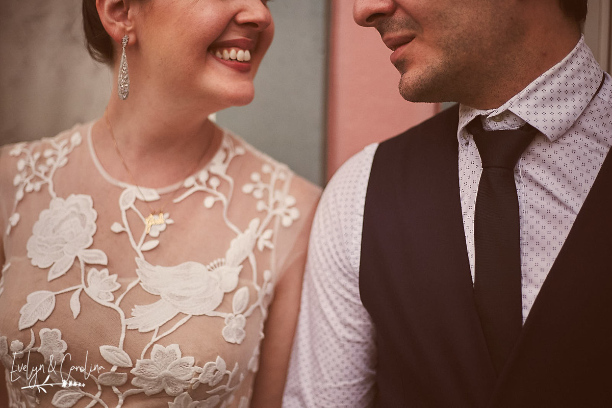 noivos tocam seus rostos em ensaio de pós wedding em casamento no campo Itatiba interior de São Paulo
