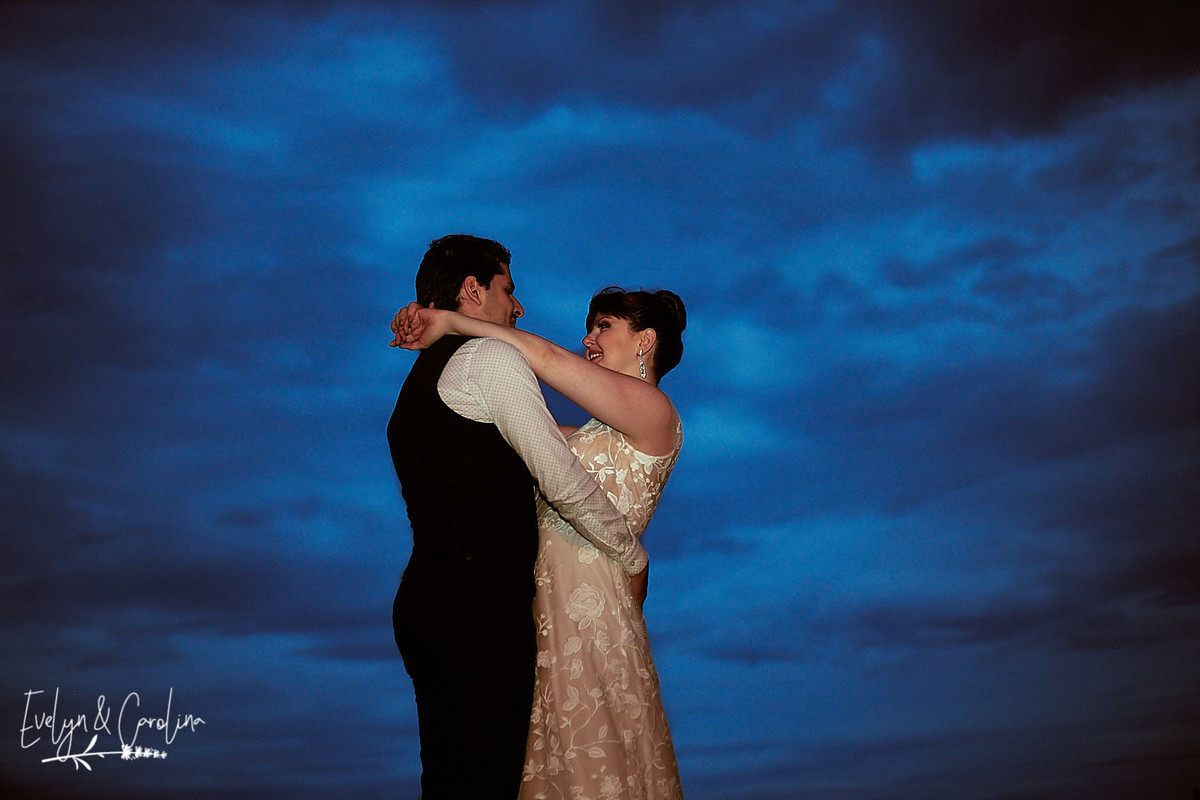 noivos se abraçam ao por do sol em sessão de fotografia após o casamento no campo em são paulo
