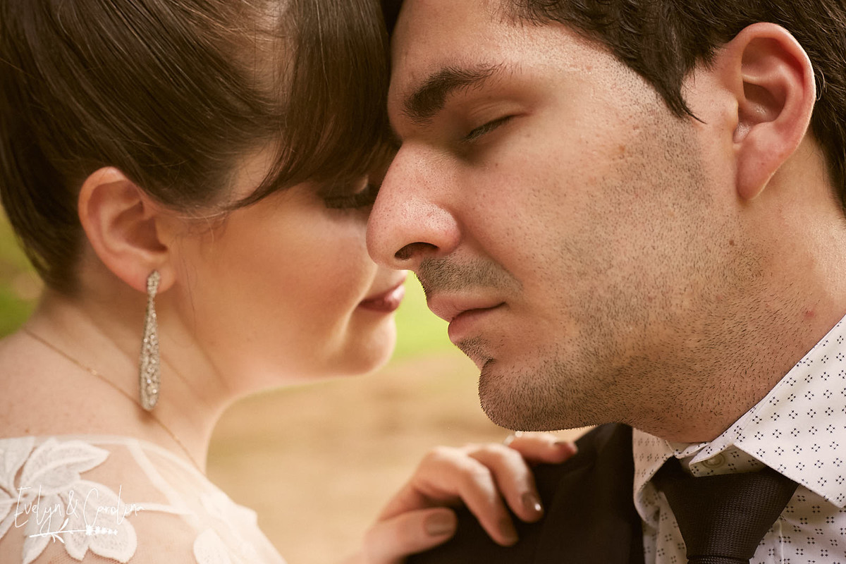 noivos tocam seus rostos em ensaio de pós wedding em casamento no campo Itatiba interior de São Paulo