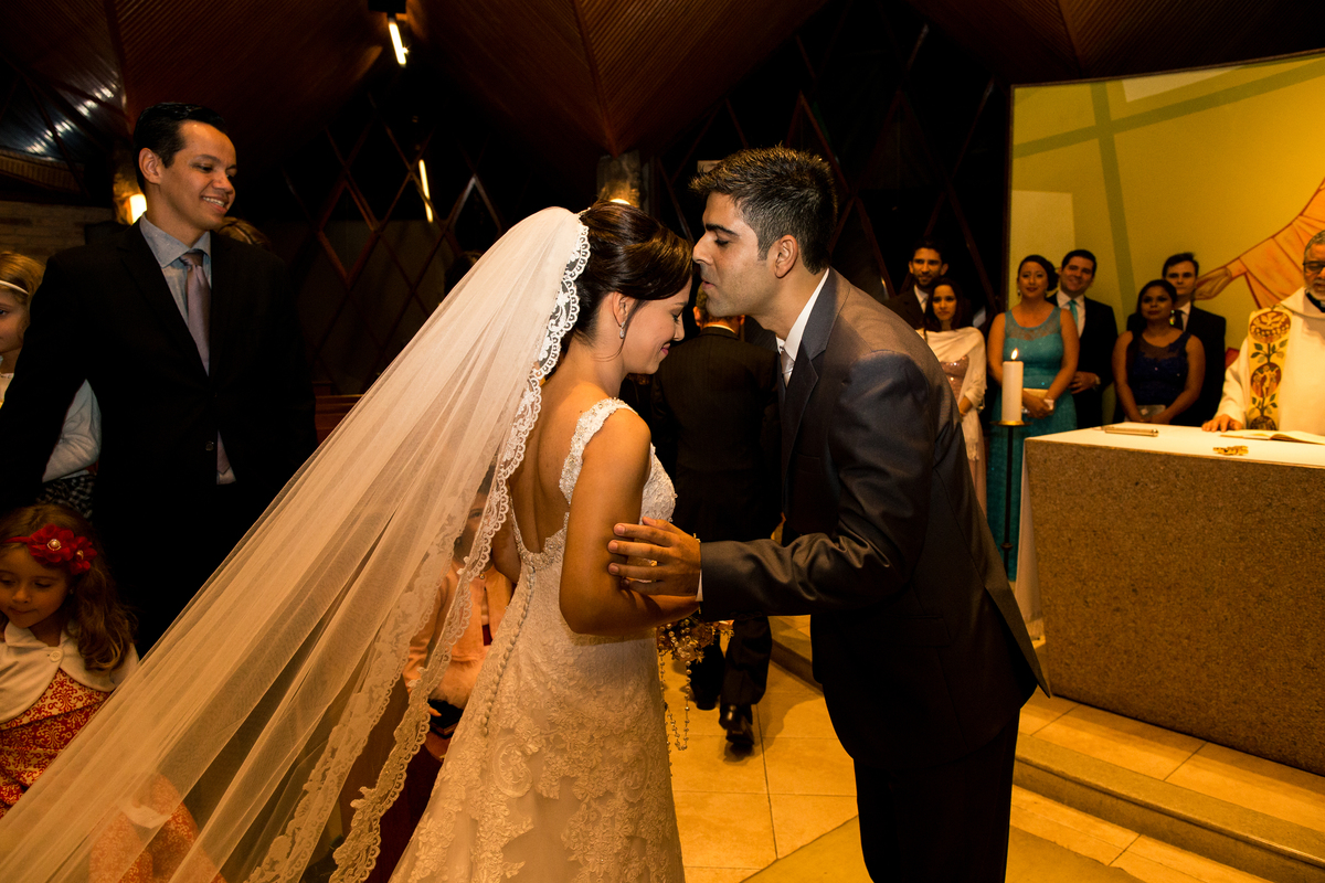 noivo beija a noiva na testa logo após sua entrada na igreja